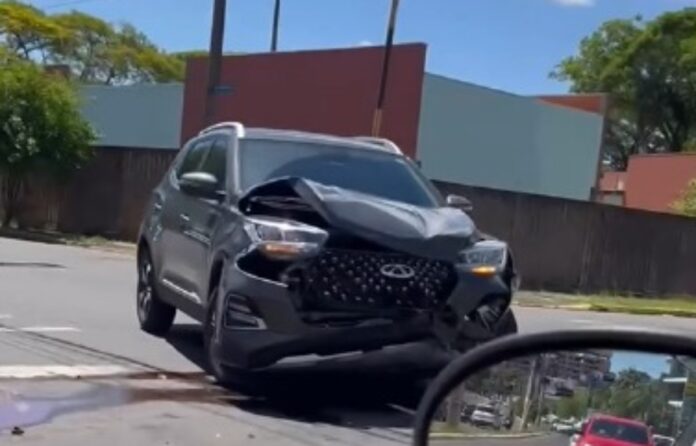 Colisão entre carros em Canoas 