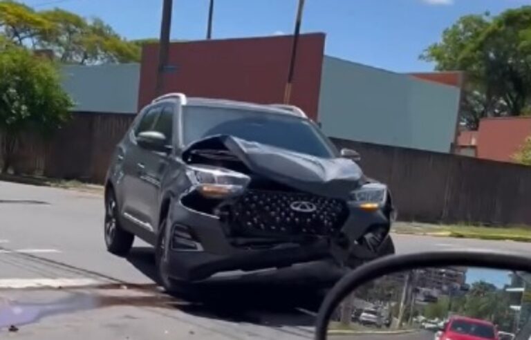 Colisão entre carros em Canoas "para" fluxo em cruzamento