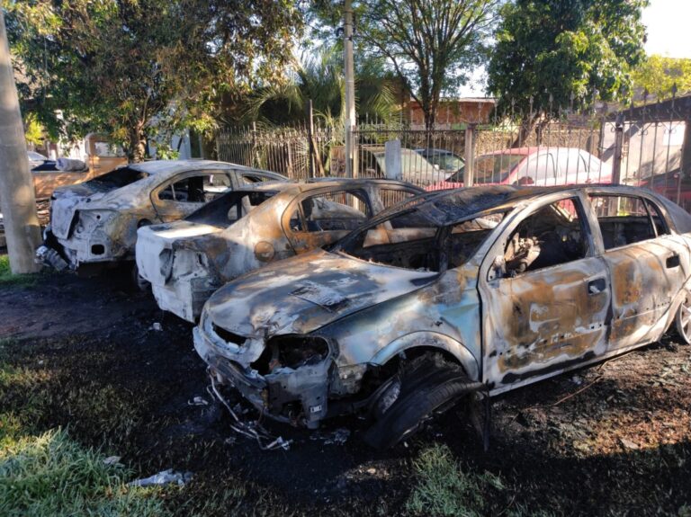 Oito carros são incendiados em Canoas em menos de 3 horas