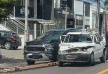 Colisão entre carro e caminhonete deixa trânsito lento em Canoas