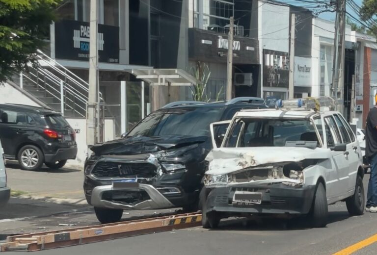 Colisão entre carro e caminhonete deixa trânsito lento em Canoas