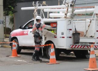 Moradores de oito bairros de Canoas enfrentam mais de 10h sem luz após temporal