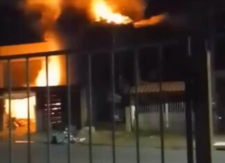 Bombeiros combatem incêndio em residência em Canoas