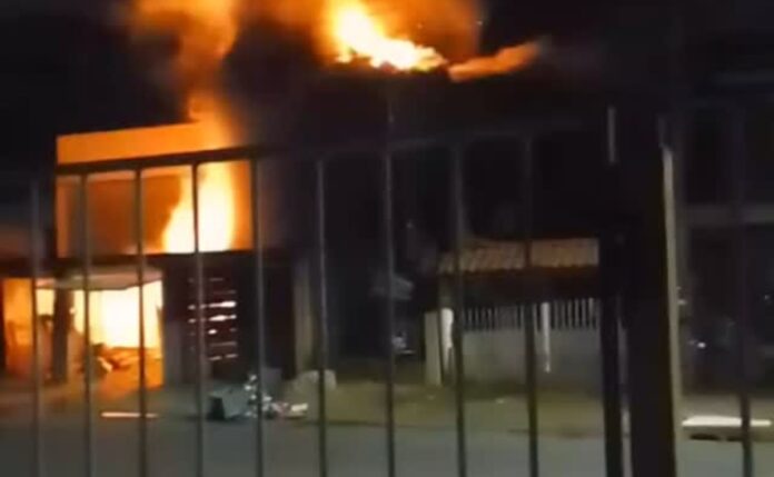 Bombeiros combatem incêndio em residência em Canoas