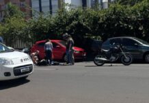 Acidente entre carro e moto bloqueia avenida no Centro de Canoas