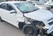 Motorista é internado em hospital após bater em carro estacionado em Canoas
