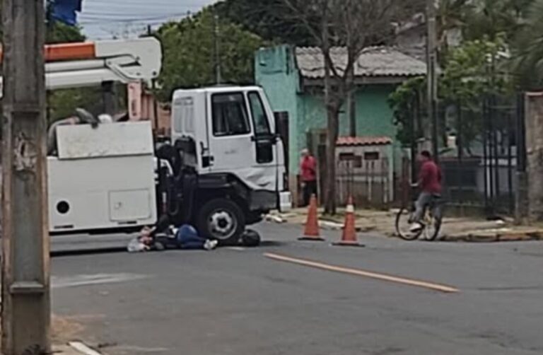 Motociclista fica ferido após colidir contra caminhão em Canoas