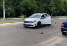 Carros colidem em cruzamento de rua com avenida em Canoas