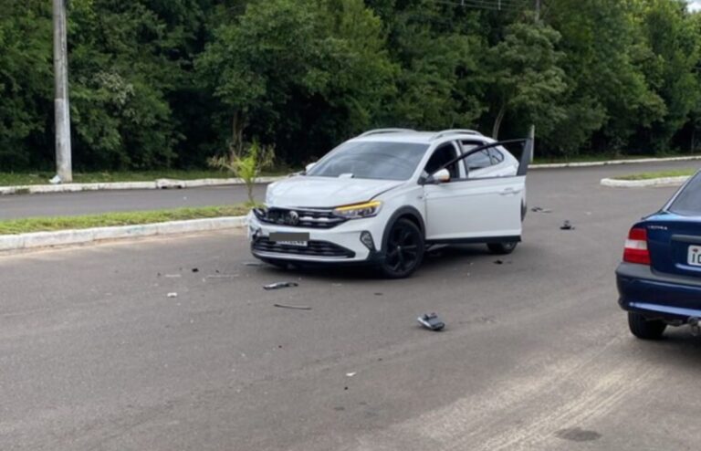 Carros colidem em cruzamento de rua com avenida em Canoas