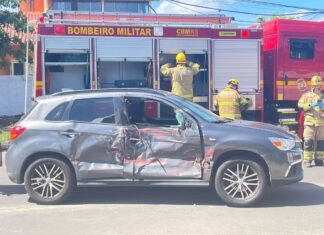 Passageiro de carro fica preso nas ferragens após colisão com caminhão em Canoas