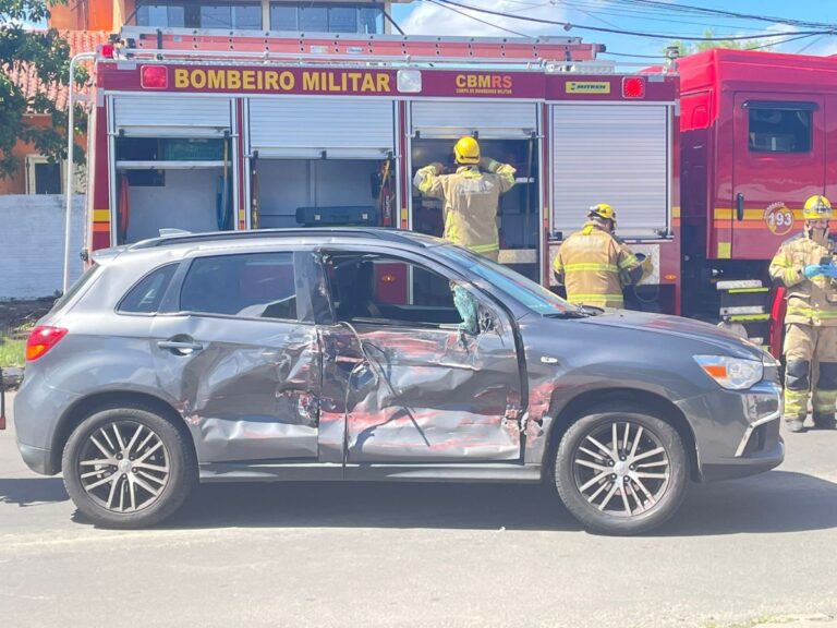 Passageiro de carro fica preso nas ferragens após colisão com caminhão em Canoas