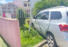 Spin invade pátio de casa após colisão com Gol em Canoas