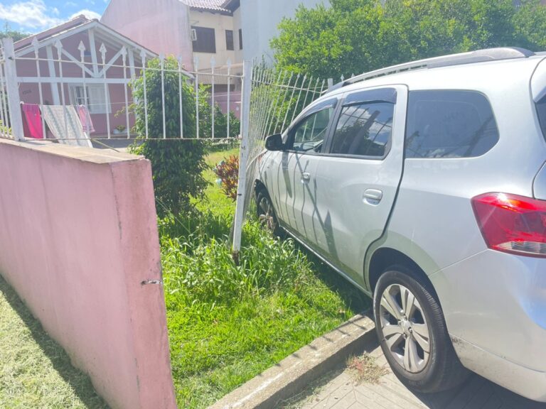 Spin invade pátio de casa após colisão com Gol em Canoas