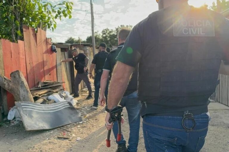 A Polícia Civil intensificou, nesta quinta-feira (12), o combate à facção criminosa liderada por Jackson Peixoto Rodrigues, conhecido como Nego Jackson, e Dezimar de Moura Camargo, o Tita. Ambos foram mortos em Canoas no mês de novembro, mas suas ações continuam sendo alvo de investigação, resultando na operação deflagrada nesta quinta-feira (12).