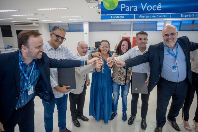 Primeiras casas para vítimas da enchente são entregues em Canoas