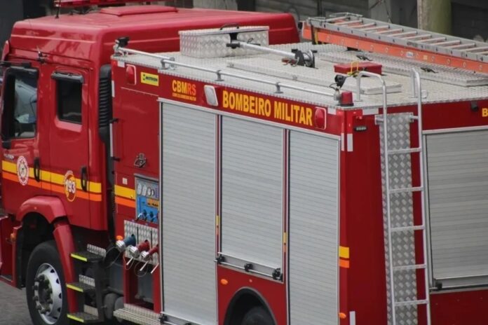 Bombeiros combatem incêndio em avenida em Canoas