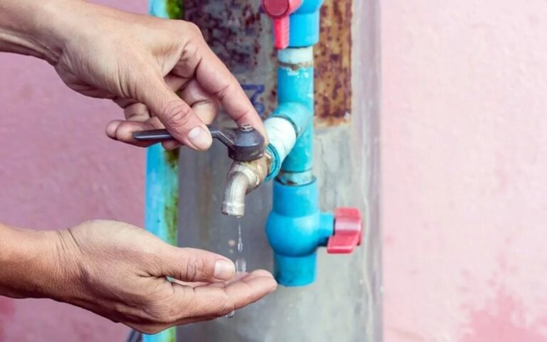 Rompimento de rede deixa bairro sem água em Canoas