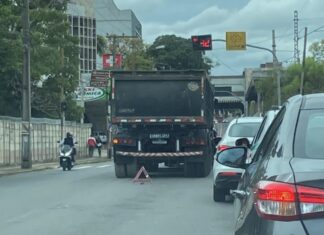 Caminhão em pane mecânica causa congestionamento em Canoas