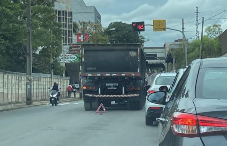 Caminhão em pane mecânica causa congestionamento em Canoas