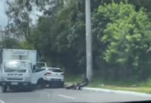 Caminhão colide em carro após perder rodas em Canoas