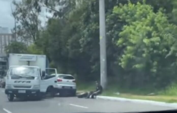 Caminhão colide em carro após perder rodas em Canoas