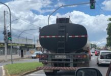 Caminhão em pane mecânica causa lentidão no trânsito em Canoas