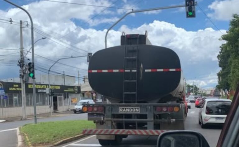 Caminhão em pane mecânica causa lentidão no trânsito em Canoas