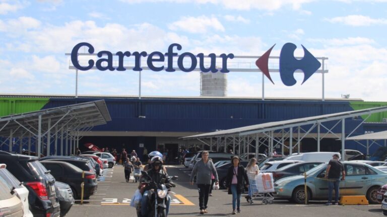 Carrefour demite funcionários