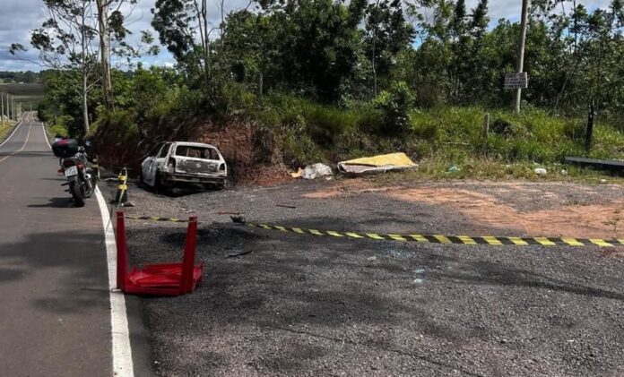 Casal é encontrado morto; Mulher estava carbonizada dentro de veículo