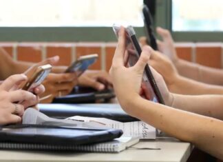 Senadores aprovam proibição de celular em sala de aula