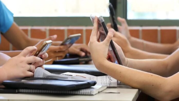 Senadores aprovam proibição de celular em sala de aula