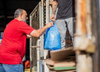 Veja onde buscar doações de cestas básicas e roupas de cama em Canoas