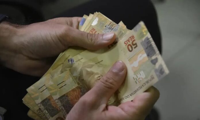 Décimo Terceiro: segunda parcela é paga nesta sexta com descontos; Veja como calcular
