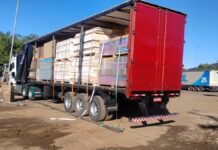 Prefeitura faz distribuição de portas para vítimas da enchente em Canoas