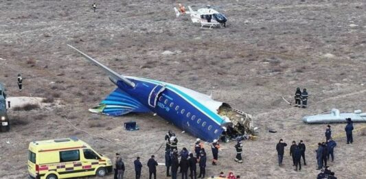 Avião fabricado pela Embraer cai no Cazaquistão matando 42 pessoas