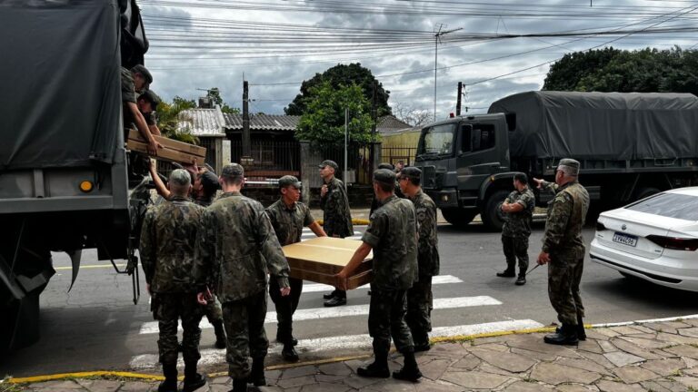 móveis doados para vítimas da enchente em Canoas