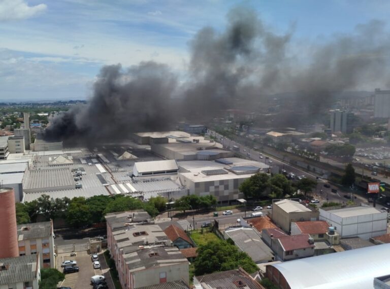 Veja vídeos do incêndio que atingiu o Canoas Shopping