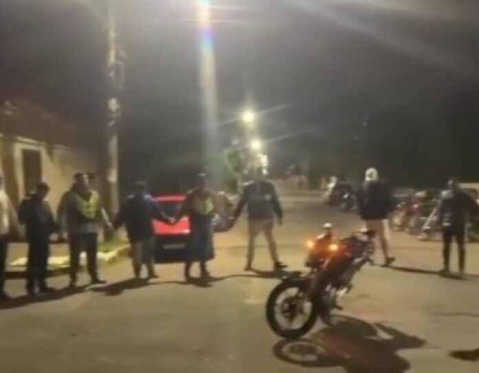 Motoboys prestam homenagem a motociclista que morreu em Canoas