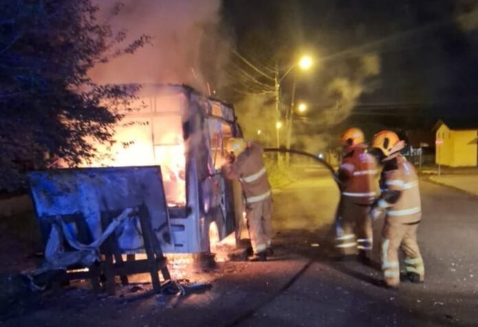 Bombeiros combatem incêndio em três carros em Nova Santa Rita