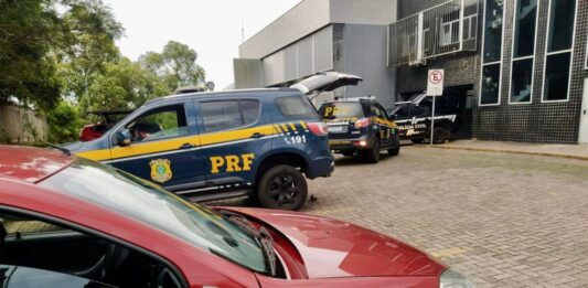 policia adolescente carro