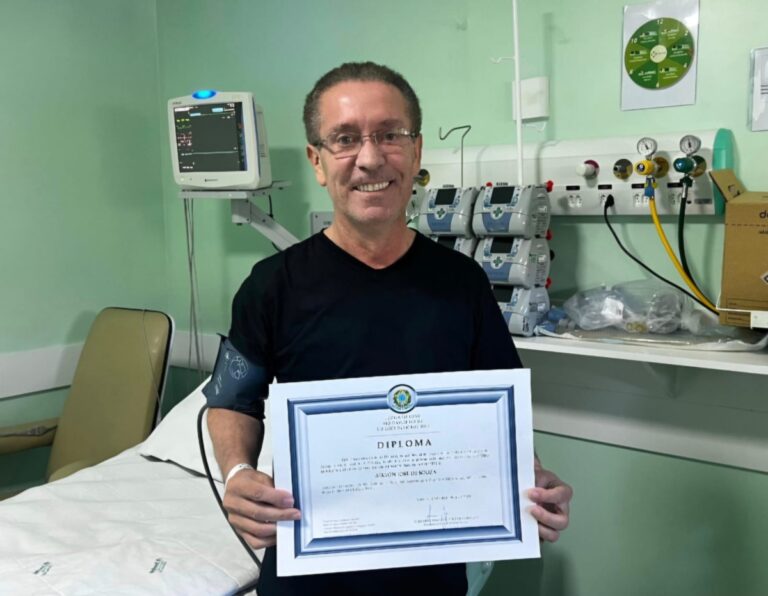 Prefeito eleito em Canoas, Airton Souza, recebe alta de hospital