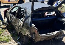 RS-118: Motorista fica ferido após carro capotar e cair em barranco