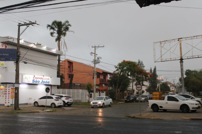 Tempo em Canoas fecha e chuva começa a atingir a região