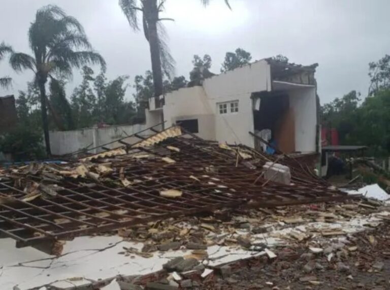 Temporal destelha mais de 40 casas e derruba postes de luz em cidade no RS