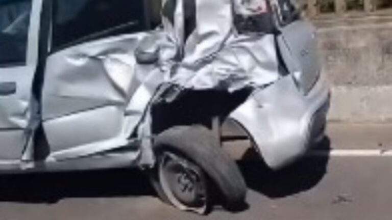 BR-116: Uno fica destruído após acidente em Canoas