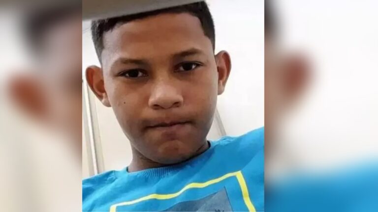 adolescente jogo de futebol