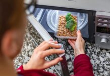 veja lista de alimentos que não podem ir para o micro-ondas