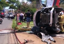 Criminosos roubam carro e batem em ambulância; Veículo de emergência capotou
