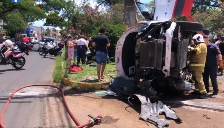 Criminosos roubam carro e batem em ambulância; Veículo de emergência capotou