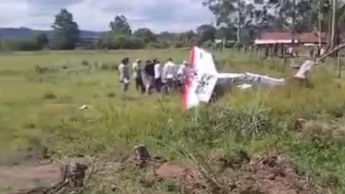 avião cai